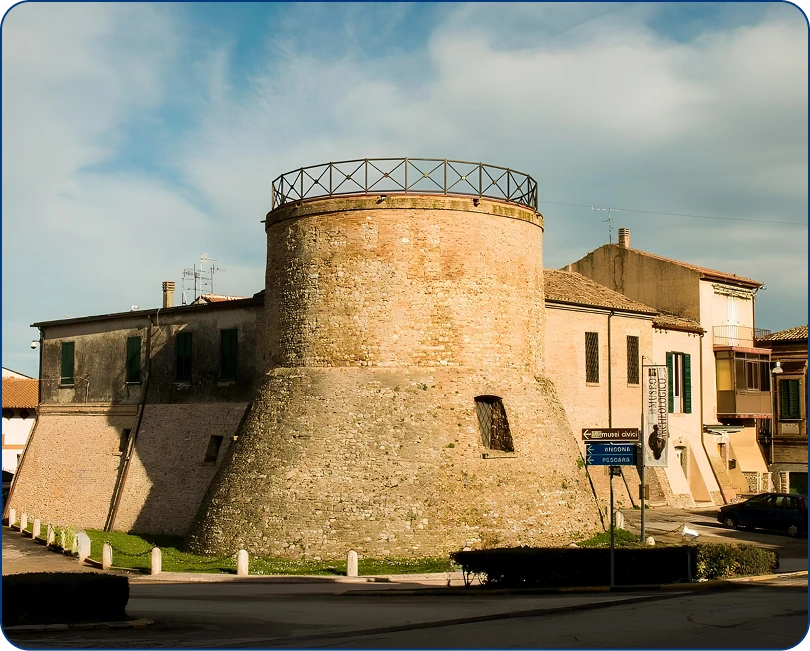 Esterno del Torrione La Rocca, sede del Museo Civico Archeologico di Giulianova
