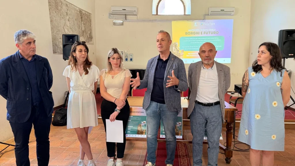 Partecipanti all’evento conclusivo del progetto Borghi e Futuro nell’Auditorium di Santa Maria a Bitetto a Teramo