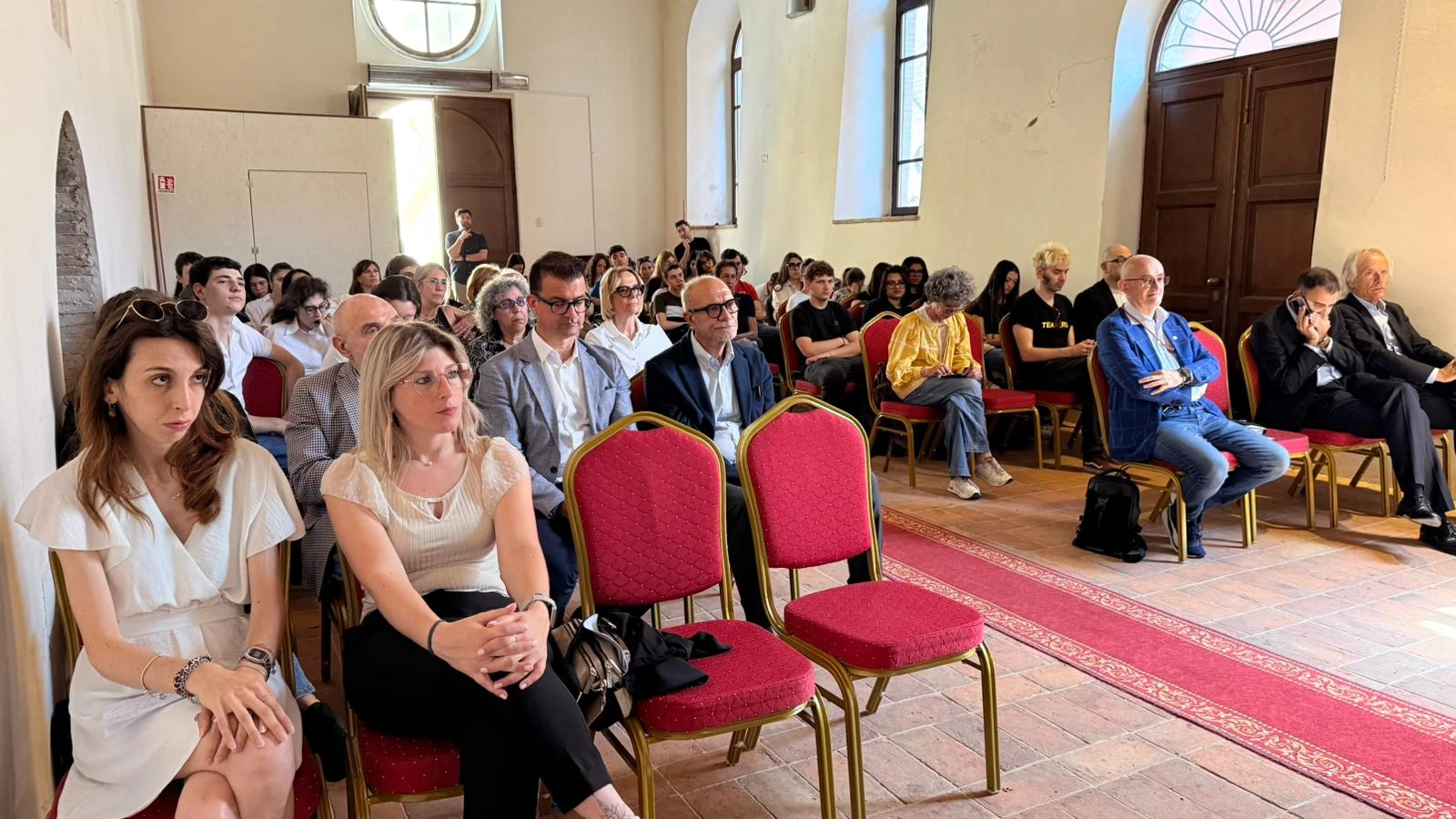 Partecipanti all’evento conclusivo del progetto Borghi e Futuro nell’Auditorium di Santa Maria a Bitetto a Teramo