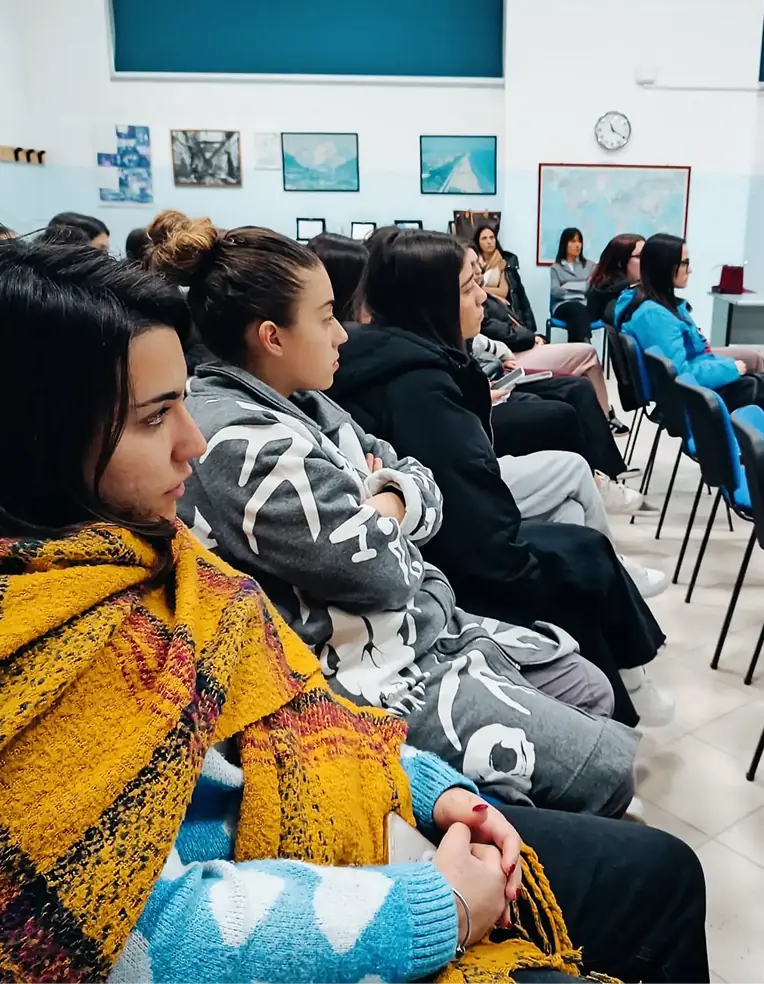 Studenti seguono un incontro di orientamento e informazione del progetto MEET