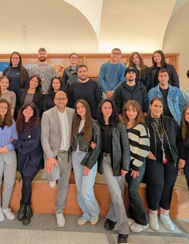 Gruppo di giovani partecipanti e operatori del progetto Teramo CreAttiva