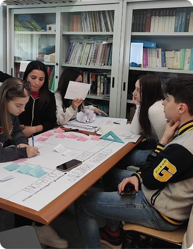 Giovani partecipanti a uno degli SDG Labs di Youth Labs 2030 lavorano in gruppo su proposte per il territorio