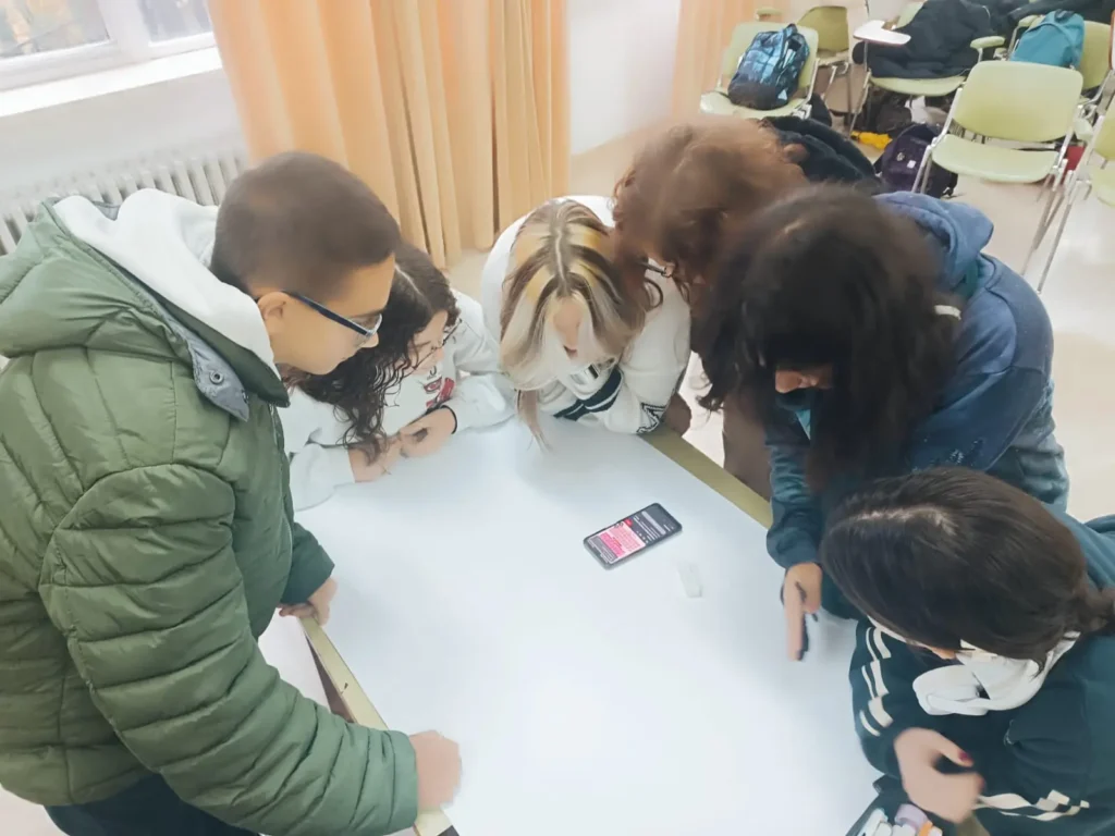 Studenti del Liceo Artistico F. Grue lavorano in gruppo durante un’attività partecipativa del progetto Giovani in Comunità