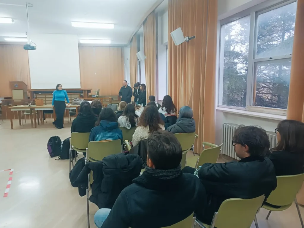 Formatrice durante un incontro di info-formazione con gli studenti del Liceo Artistico F. Grue