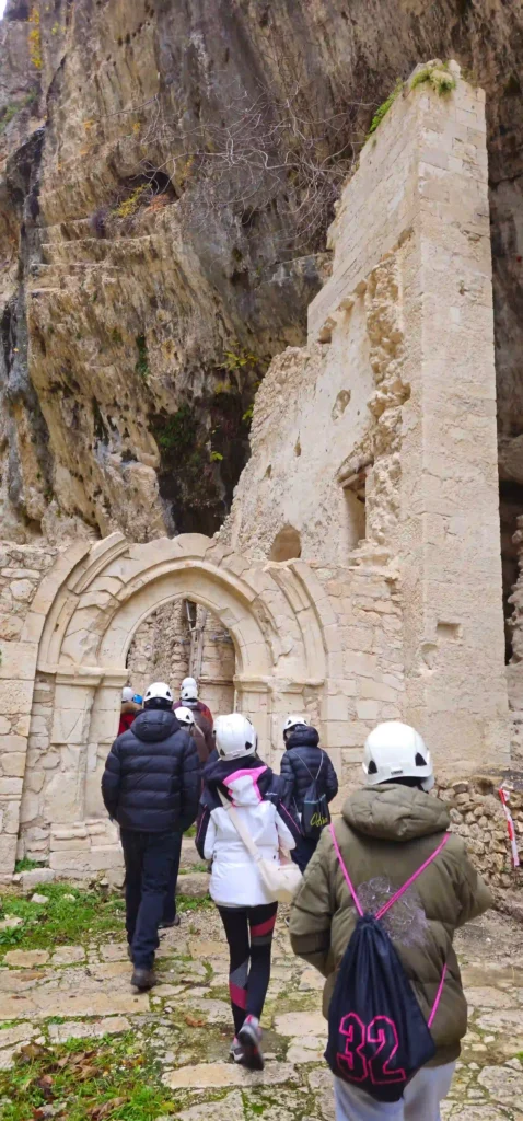 Partecipanti durante un’escursione alla scoperta del patrimonio naturale e storico del territorio Sangro-Aventino