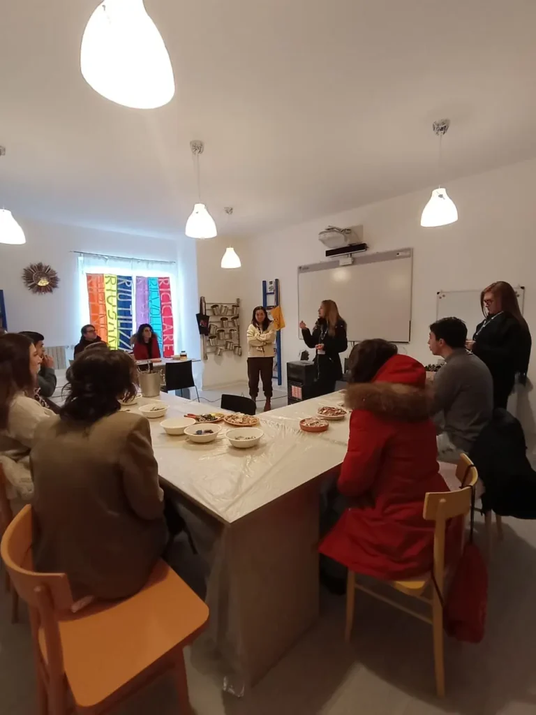 Partecipanti durante la presentazione di un laboratorio di riuso creativo del progetto ECOSCENA al Museo RIexperia