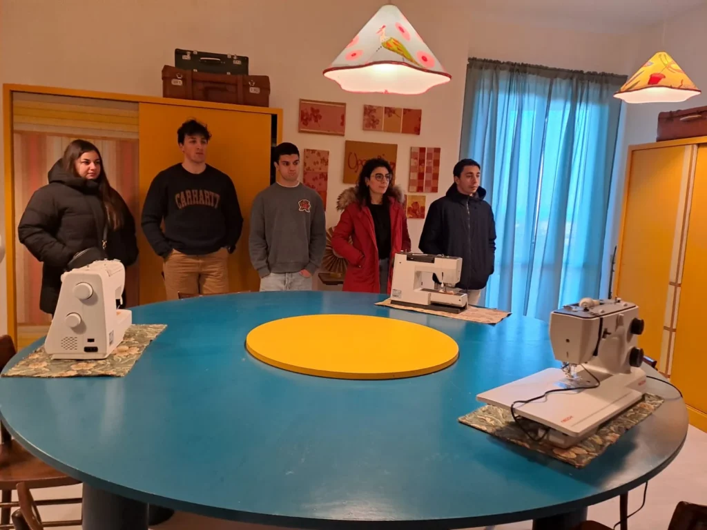 Giovani partecipanti negli spazi del Museo RIexperia durante un’attività del progetto ECOSCENA dedicata al riuso creativo