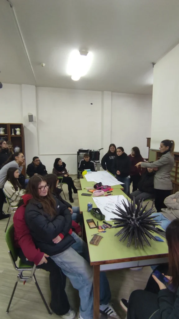 Studenti riuniti durante un momento di confronto e lavoro partecipativo del progetto Giovani in Comunità