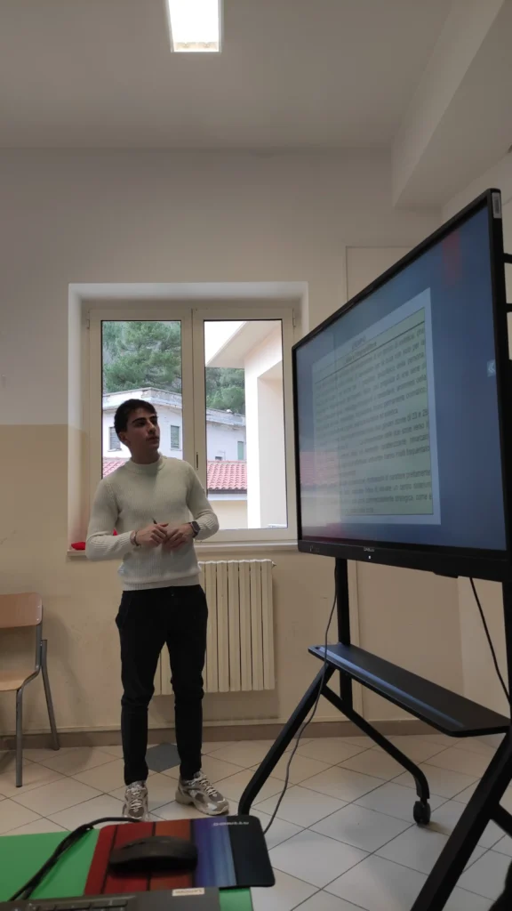 Studente presenta un’idea imprenditoriale durante il percorso di info-formazione del progetto Animando il Territorio