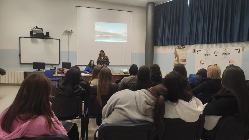 Studentesse durante un incontro del progetto MEET dedicato alle opportunità formative e di partecipazione giovanile