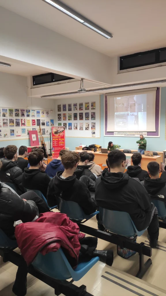 Studenti durante un Lab Café del progetto CREA dedicato al confronto su temi sociali e di cittadinanza attiva