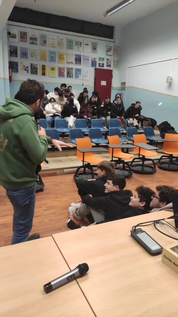 Momento di confronto con gli studenti durante un Lab Café del progetto CREA