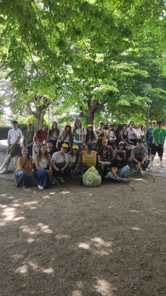 Giovani, studenti e volontari riuniti dopo l’attività di volontariato ambientale nella Villa Comunale di Atessa