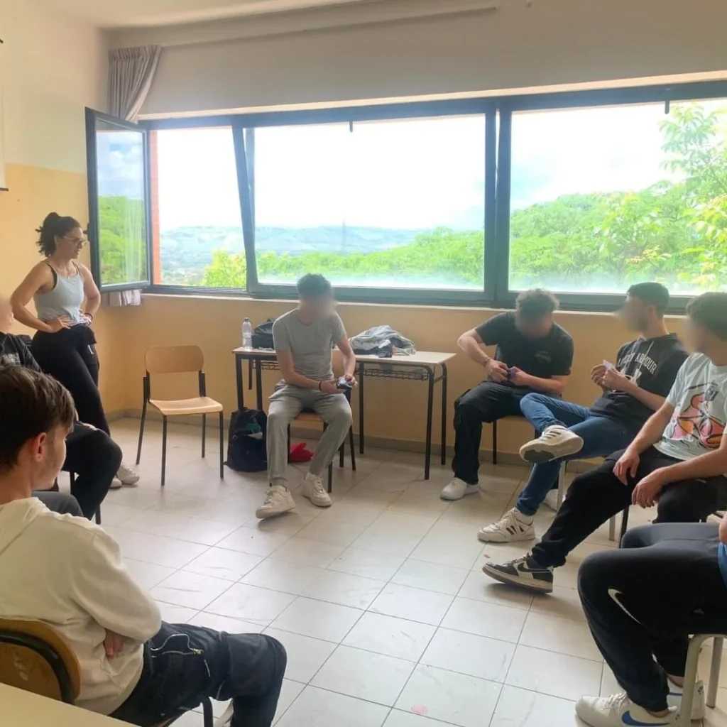 Giovani partecipanti a un laboratorio del progetto Voice4Youth