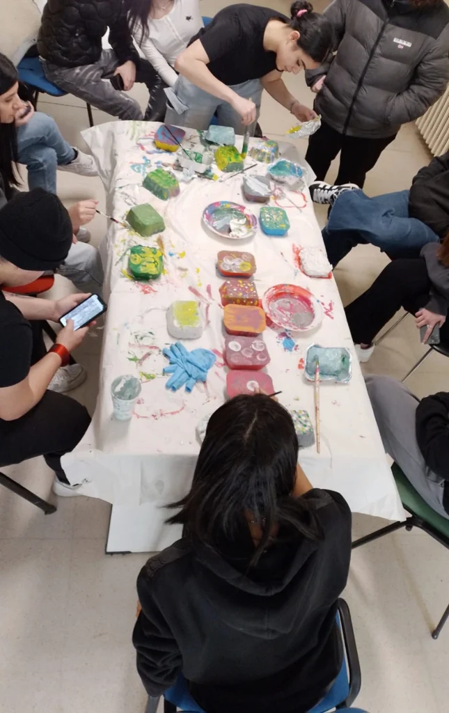 Studenti al lavoro con materiali e tecniche miste durante un Art Lab del progetto