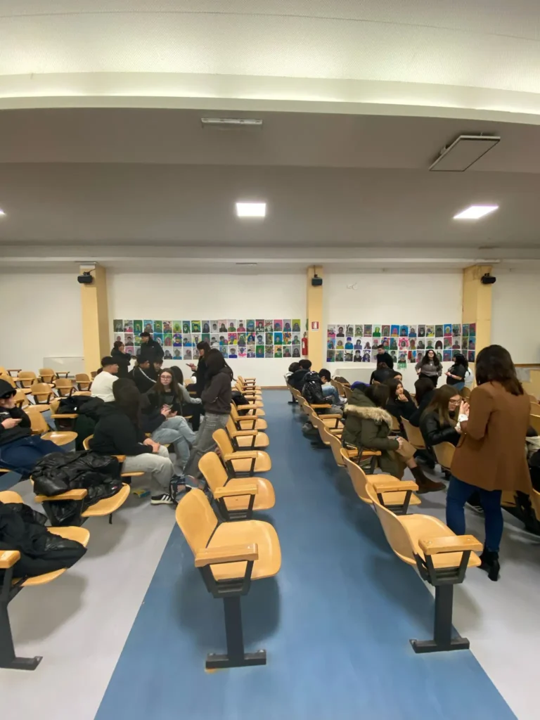 Autoritratti degli studenti esposti durante la mostra finale di Teramo Active Art Lab
