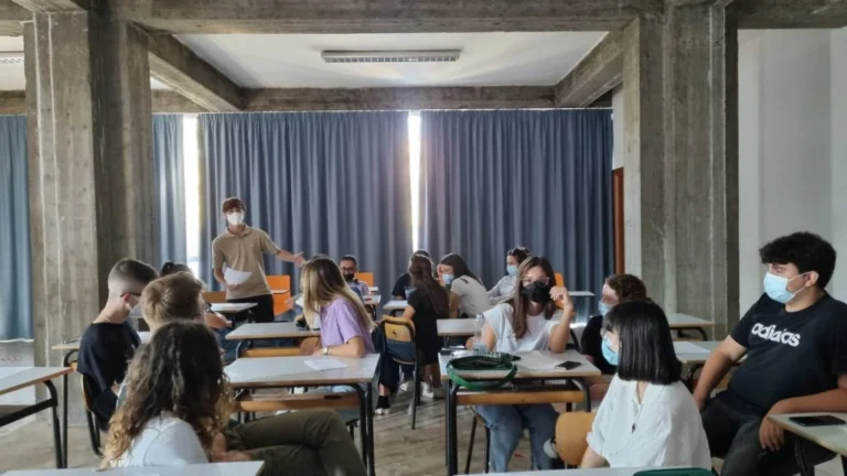 Studenti durante un’attività partecipativa in aula del progetto Formiamo al Dialogo