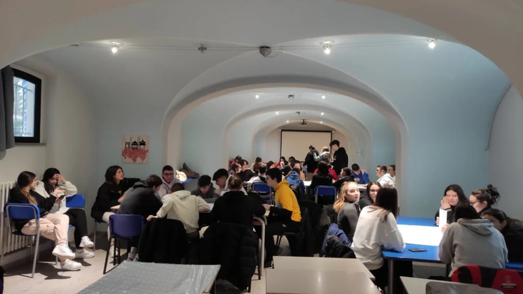 Giovani partecipanti a un laboratorio di Youth Labs 2030 sugli Obiettivi dell’Agenda 2030